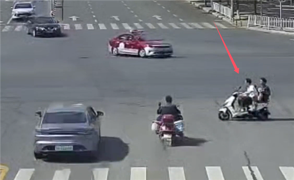 15歲少年無證騎電摩帶人逆行闖紅燈：被撞受傷還需負全責