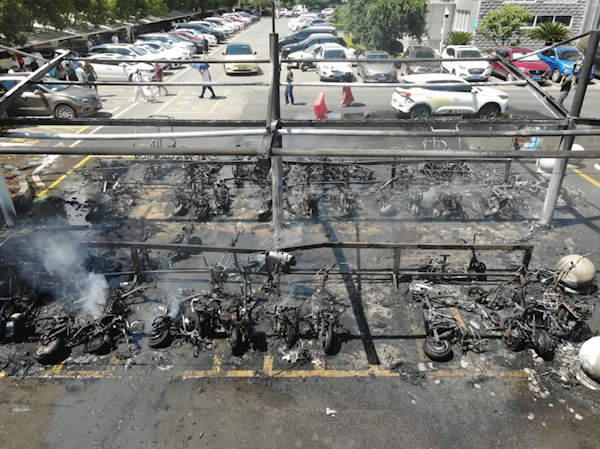 鋰電池自燃 湖北42輛電動自行車燒成鐵架 距離停車場幾步之遙