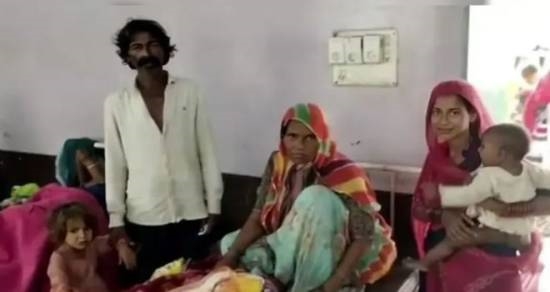 印度55歲女子生下第17個(gè)孩子 全家撿廢品為生極度貧困：網(wǎng)友感慨對(duì)孩子不負(fù)責(zé)