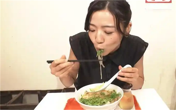 中國麻辣燙在日本爆火：日民眾冒著酷暑排長隊 稱好吃又健康