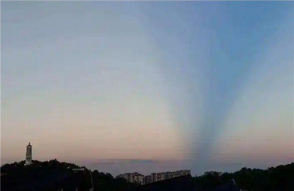 “是鵲橋嗎” 杭州上空一幕讓網(wǎng)友驚嘆：官方科普是“曙暮光條 ”