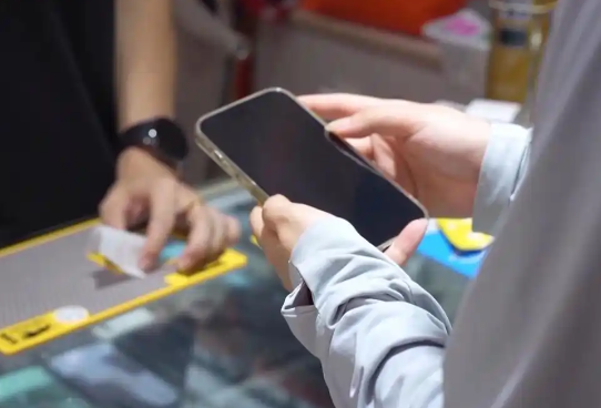 “防藍光”手機膜真有效嗎 個別效果等于保鮮膜