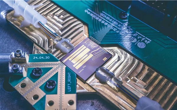 全球首款！中國科學家打造指甲蓋大芯片 實現6G全頻段通信突破