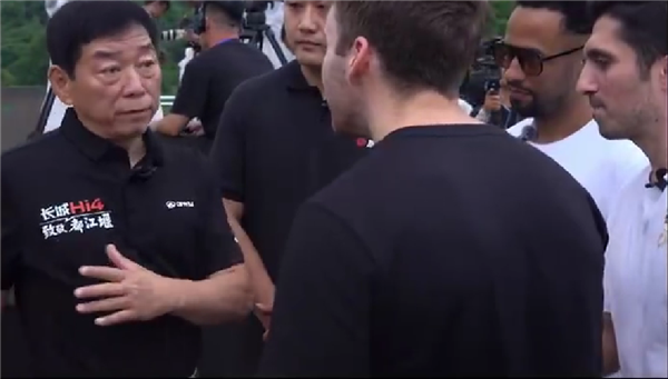 魏建軍被老外圍著加微信：普通車能為車主創(chuàng)造價值就是好車