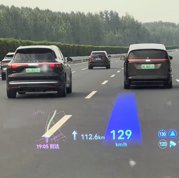 智駕無用論休矣！高速上五車同時點亮小藍燈：比人開得規范