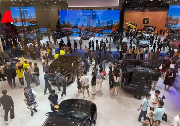 C位“易主”：保時捷、賓利等豪華品牌都沒來 超20家車企缺席2025成都車展