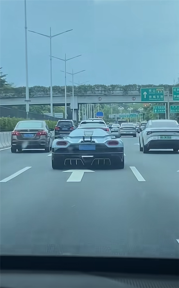 開車遇豪車被導航提醒注意避讓 高德地圖：是個誤會