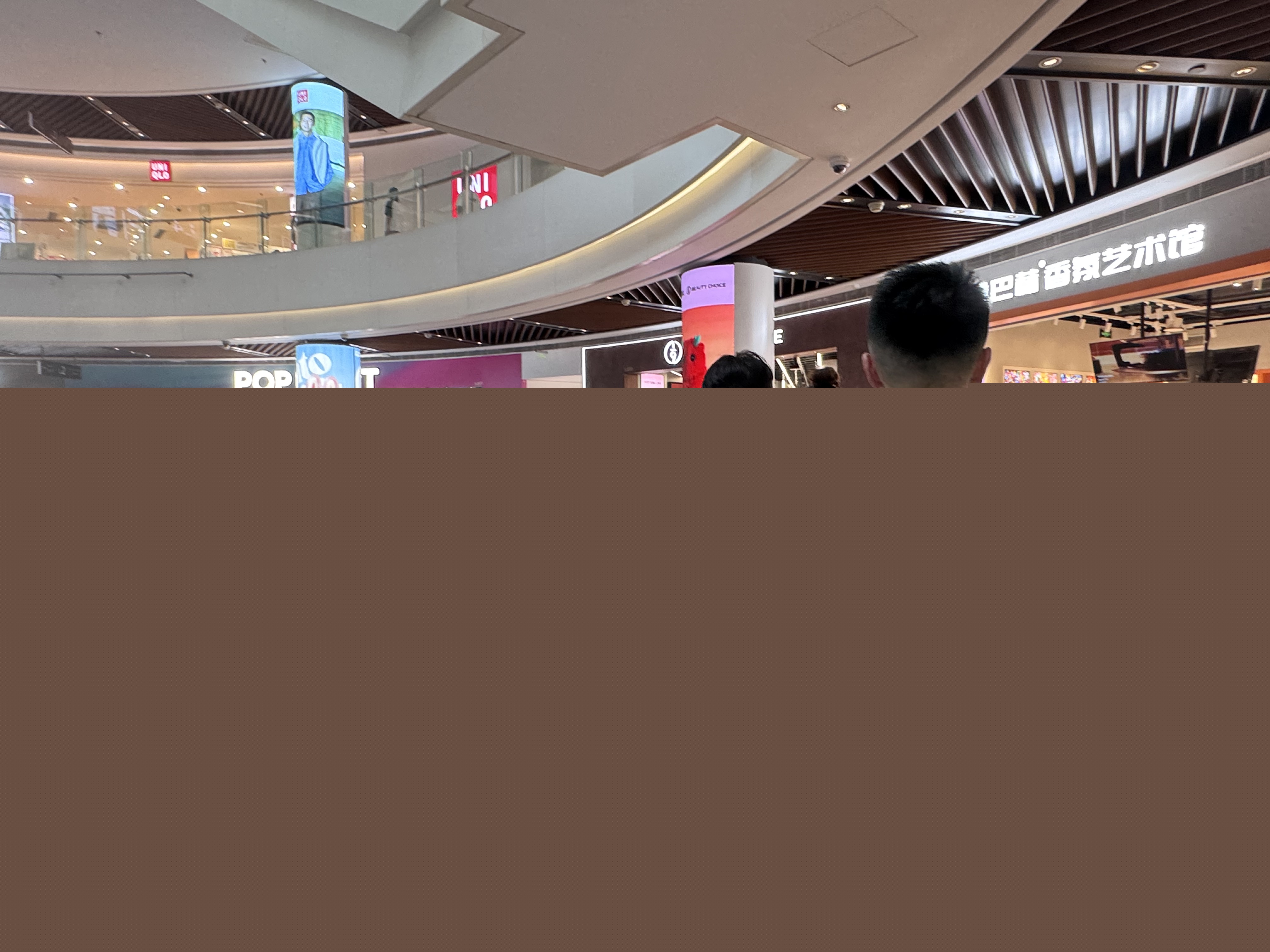 迷你版LABUBU一分鐘售罄后，次日自提的消費者排長隊