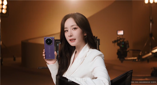 楊冪首次展示華為Mate XTs非凡大師新配色：三折疊 怎么折都全面