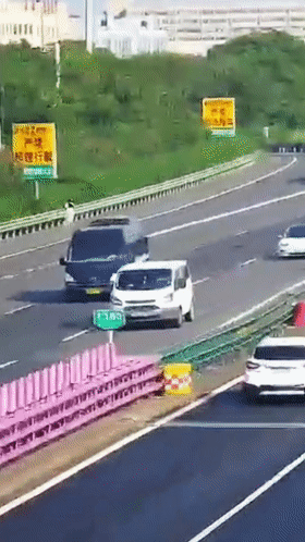 手機落高速服務區 兒媳婦跑回去找 公公倒車去接 12分沒了