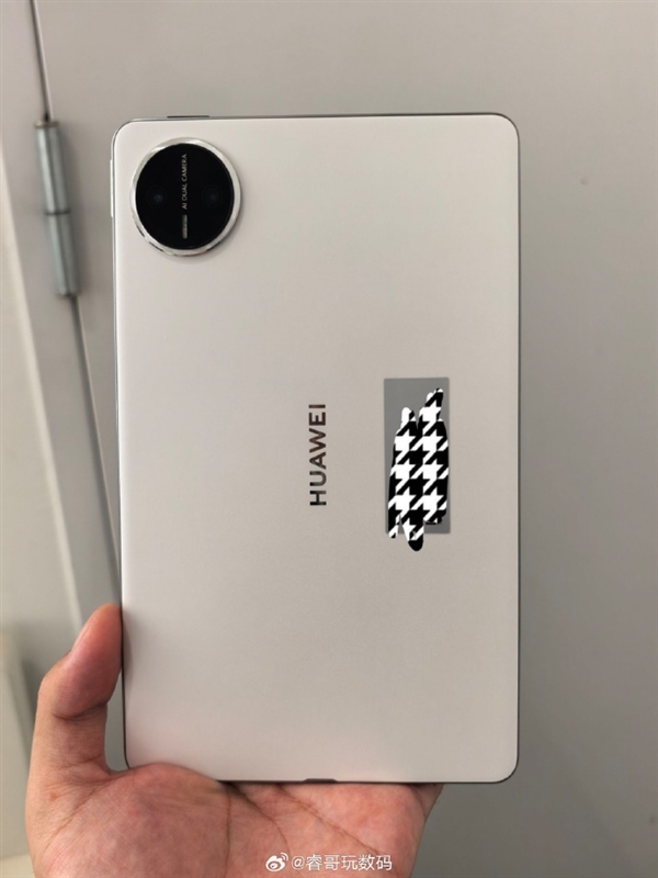 8.8英寸超窄挖孔屏 一手可握！華為MatePad Mini真機亮相：全系支持插卡