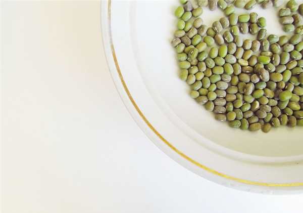 吃藥時不能喝綠豆湯 會“解藥”嗎 吃藥時真正不能吃的是