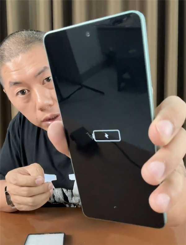 博主實(shí)測(cè)購(gòu)買100塊一臺(tái)的智能手機(jī)：純純?cè)p騙 屏幕只會(huì)亮沒電圖標(biāo)