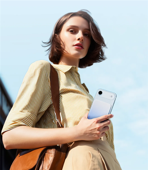 閃極199元磁吸充電寶發(fā)布：僅0.85cm超博 帶殼也能吸