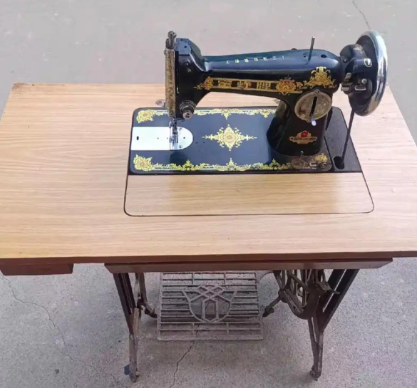 老式縫紉機還能這么用！開學季家長排長隊在裁縫鋪縫書