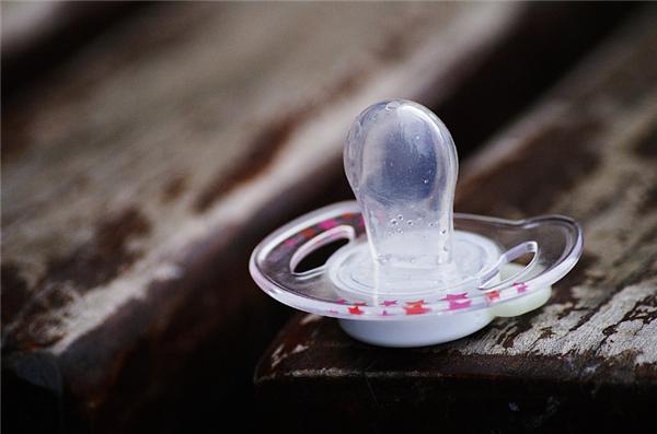 成人安撫奶嘴夜間訂單量暴增 專家：長期使用可能改變牙齒排列