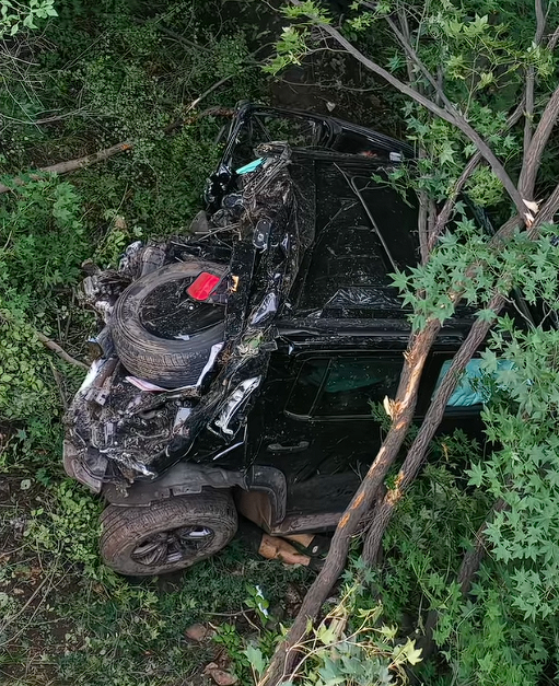 河北一輛坦克300突然掉落數百米懸崖 官方通報：1死2傷