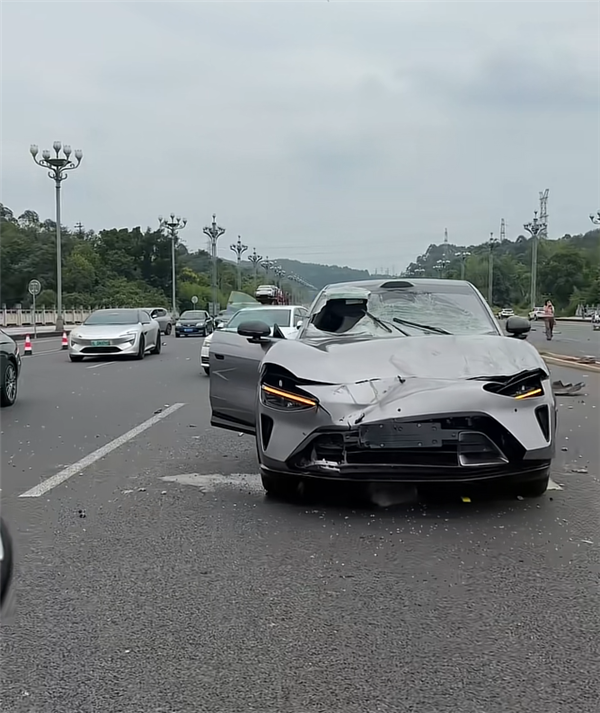 小米YU7還沒上牌就被勞斯萊斯撞了 一旁特斯拉未能幸免