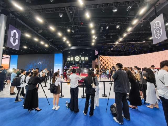 成都車展眾生相：20個主播圍著拍華為，20個銷售排隊賣小米