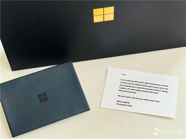 微軟走過半個世紀：老外開箱Surface Laptop 50周年紀念版