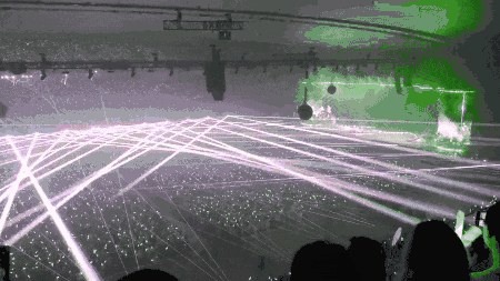 大張偉演唱會“致死量激光”引熱議 醫生釋疑：相比人眼 手機攝像頭更脆弱