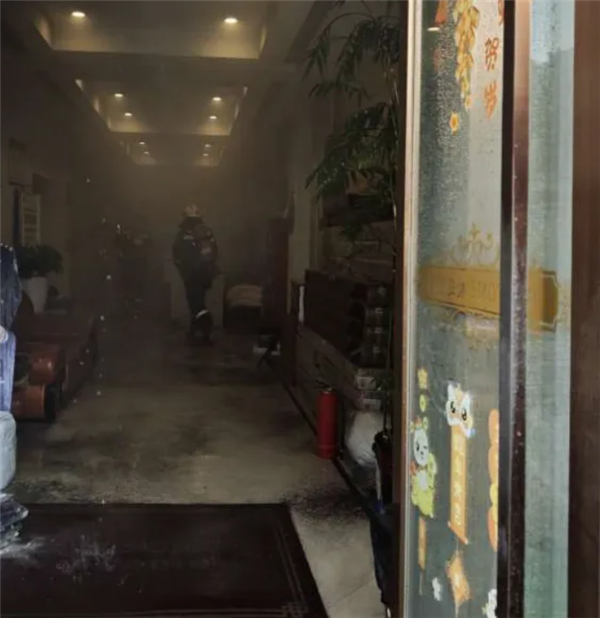 大爺在賓館大廳給電動自行車電瓶充電 換衣下樓后發(fā)現(xiàn)自燃了