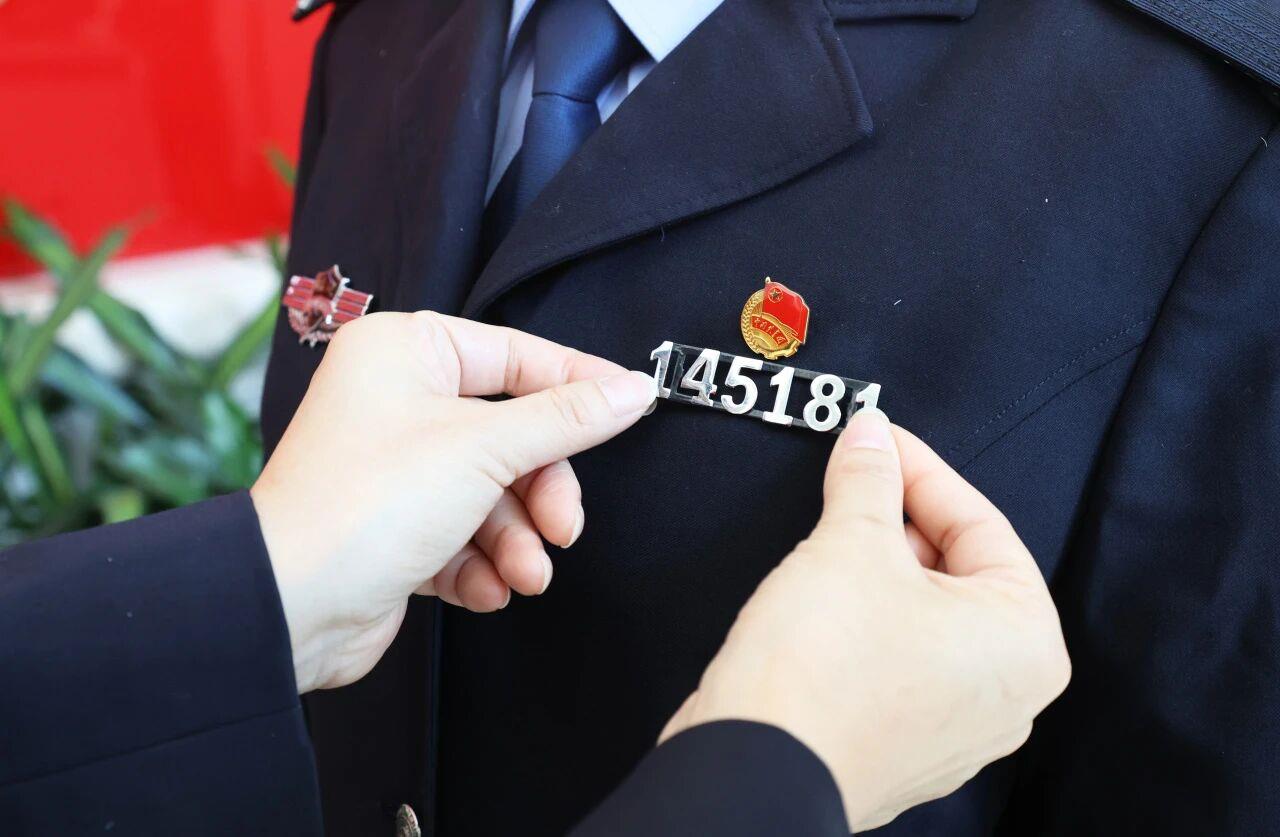 歡迎歸隊！福州女孩接過父親的警號“145181“